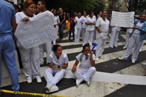 Trabajadores contratados exigen cargos fijos en hospital JM de los Ríos (Fotos)