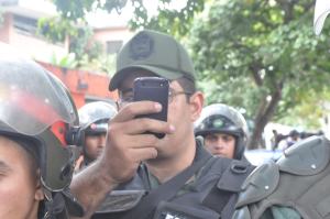 Así fotografió la GNB a los periodistas en la Embajada de Cuba (FOTOS)