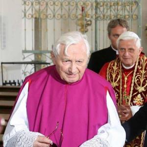 Georg Ratzinger dice que su hermano se retira por motivos de salud y edad
