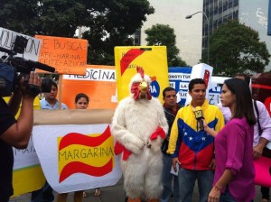 El pollo, la harina y la mantequilla protestaron en Chacaíto por no estar en la cesta básica