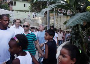Harrison Ford aprovechó para visitar una favela en Río de Janeiro