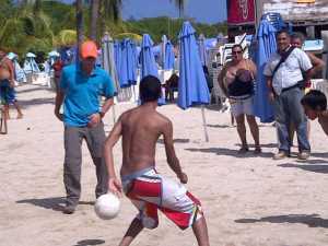 Capriles participó en un juego de fútbol en playa Los Totumos, Barlovento (FOTOS)