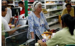La inflación obliga a los venezolanos a financiar la compra de alimentos con tarjetas de crédito