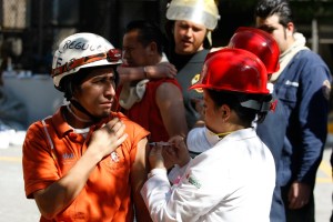 Más de 2 mil rescatistas siguen buscando víctimas en México