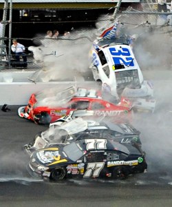 Al menos 15 espectadores resultaron heridos en aparatoso accidente en Daytona