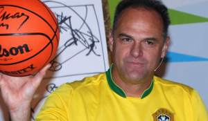 Brasileño Oscar Schmidt fue exaltado al “Templo de los Inmortales” del baloncesto
