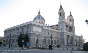 Policía desactiva un artefacto explosivo en la catedral de Madrid