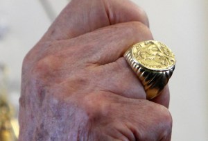El joyero del Papa espera que se conserve el anillo de Benedicto XVI