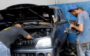 Dueños de talleres sufren para conseguir repuestos de carros