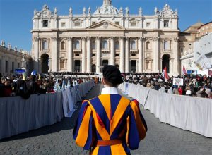 Turistas invaden el Vaticano a la espera del Cónclave
