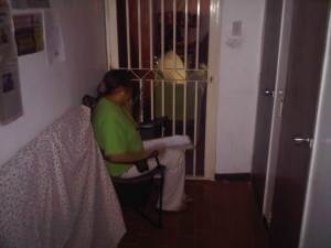 Mujer se encadena para exigir que le devuelvan su apartamento (Fotos)