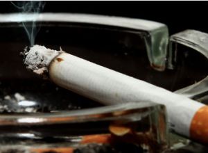 Fumadores menores de 50 años tienen riesgo ocho veces mayor de ataque cardíaco