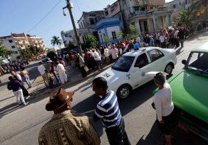 Así hacen cola los cubanos para sacar la visa americana (Fotos)