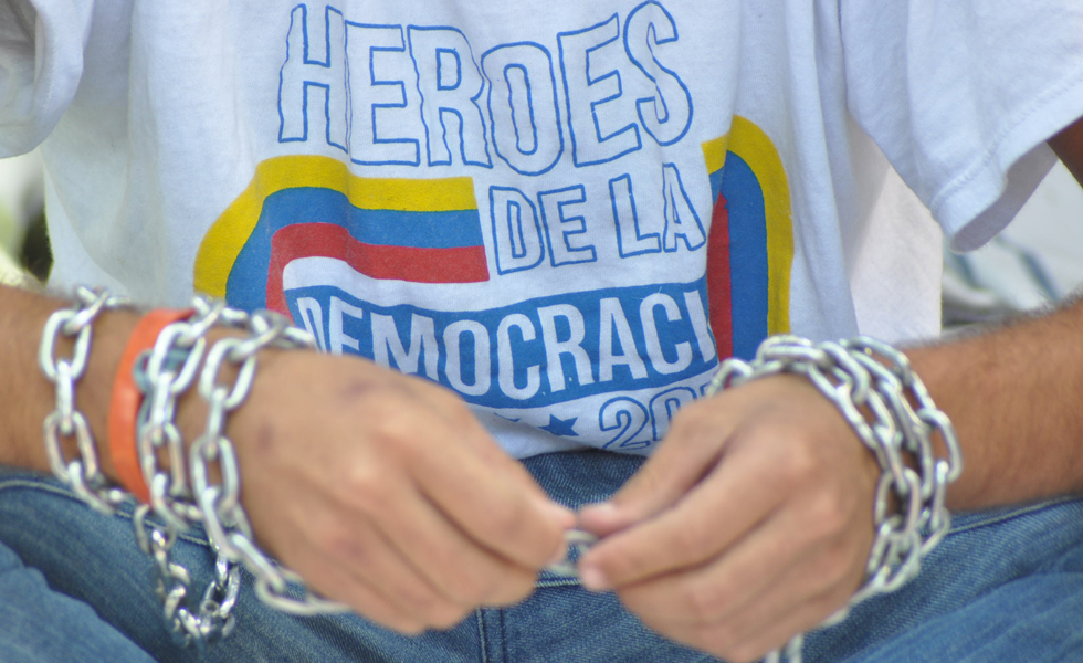 Estudiantes encadenados en la OEA levantan su protesta