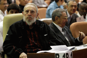 La muerte de Chávez “nos golpeó con fuerza”, dice Fidel Castro