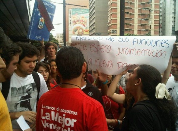 Estudiantes exigen juramentación pública de Chávez