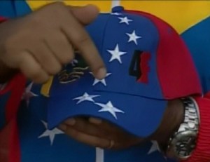 Maduro le expropió la gorra tricolor a Capriles (Imágenes + Video)