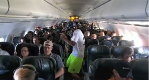 Multarán a una aerolínea por esta versión del “Harlem Shake” (Video)