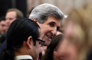 ¿Un hombre puede dirigir al departamento de Estado?”, bromeó Kerry