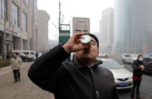 En China comenzaron a vender “latas con aire” debido a la gran contaminación (sospechoso)