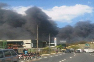 Al menos 500 carros se incendiaron en estacionamiento del CICPC de Guatire (Fotos)
