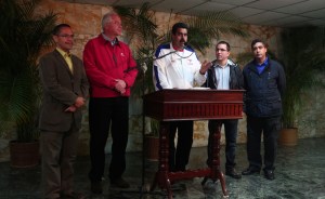 El oficialismo reitera que Chávez sigue al mando y desmiente rumores (Video)