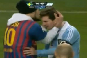 Así le besaron la cabeza a Messi (Video)