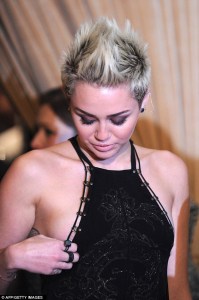 ¡A Miley Cyrus se le escapó una lola! (FOTOS)