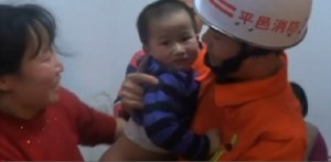Rescatan a una niña de tres años atrapada en una lavadora (Video)