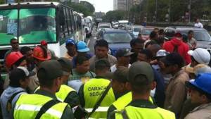Trabajadores de Misión Vivienda trancan la avenida Bolívar