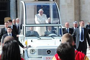 Subastarán el Papamóvil de Benedicto XVI