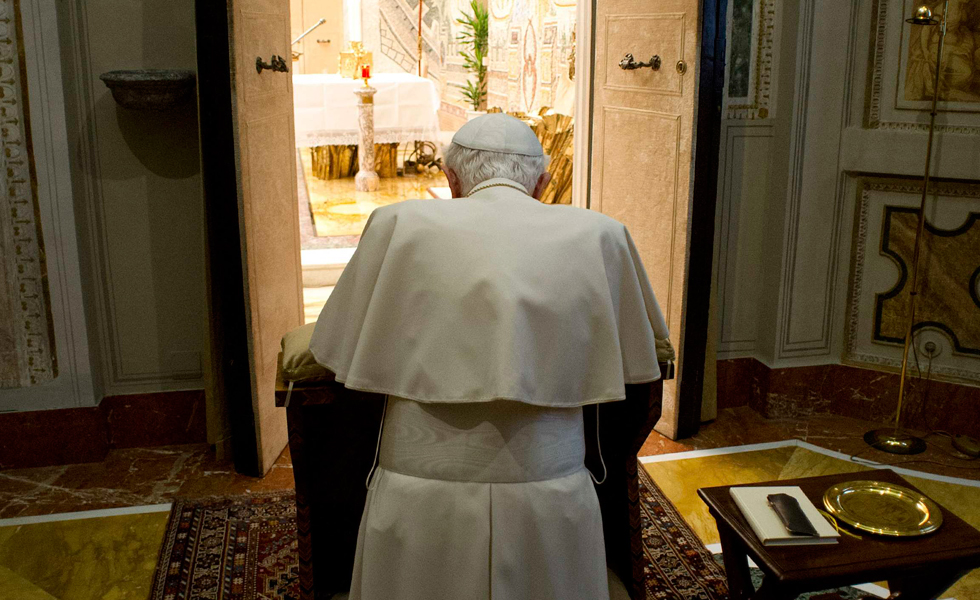 Benedicto XVI será “Papa emérito”, con sotana blanca y zapatos mexicanos