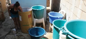 Vecinos de Cabimas denuncian que el agua que reciben por tubería está contaminada (FOTO)