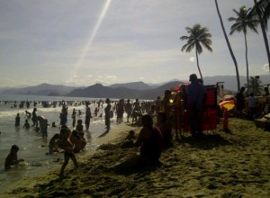 Gran afluencia de personas en playa La Rosa, Puerto Cabello (Foto)
