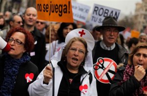 La ciudadanía española organiza una “marea” de protestas contra los recortes