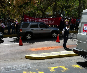 Oficialistas protestan frente a la clínica Santa Sofía (FOTOS)