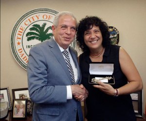 La cantante española Rosana recibe las llaves de la ciudad de Miami