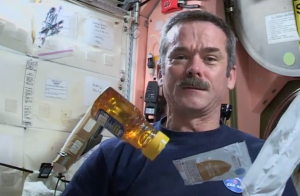 Siempre te preguntaste cómo se hacía un sándwich en el espacio, ¿verdad?