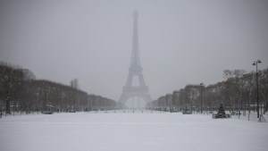 Cerca de 500 vuelos anulados en París en espera de la nieve