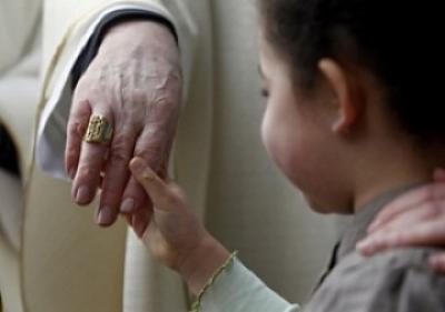 Otro sacerdote católico es denunciado por abusar de una menor