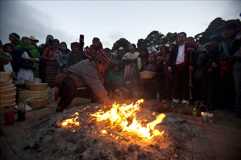 Indígenas guatemaltecas piden en ceremonia maya fin de la violencia