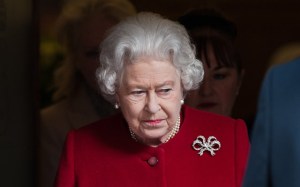 Isabel II de Inglaterra abandona el hospital tras 24 horas ingresada (Video)