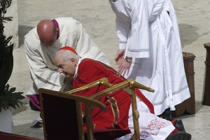 Un cardenal cayó en la Plaza de San Pedro (Fotos)