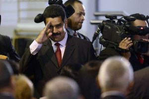 Maduro saluda a los representantes de EE UU durante el funeral de Chávez