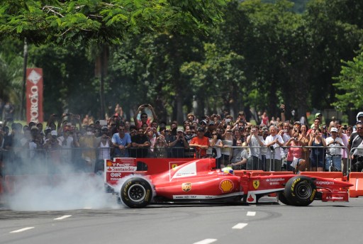 Massa pone a rugir su bólido de Ferrari por las calles de Río de Janeiro (Fotos)