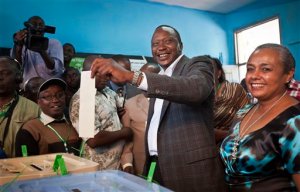 Kenyatta gana elecciones presidenciales en Kenia