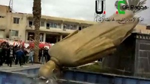 Los opositores derriban la estatua de Assad padre (Fotos)