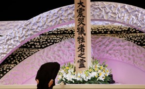 Un minuto de silencio en homenaje a las víctimas del tsunami en Japón (Fotos)