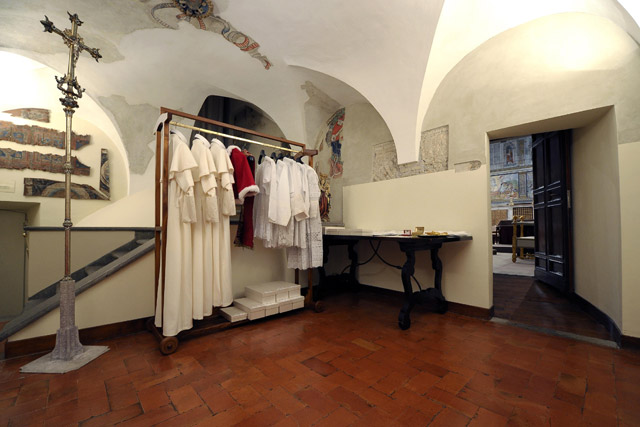 Todo listo en la “habitación de las lágrimas” para vestir al nuevo Papa (Fotos)