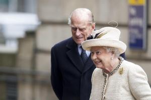 Isabel II reaparece en público junto a Kate y con buen aspecto (Fotos)